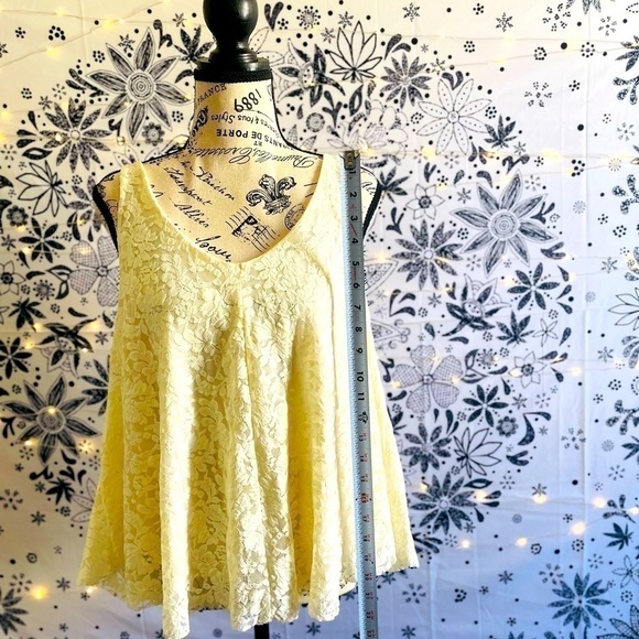 Lace cropped flowy camisole - Picture 4 of 5